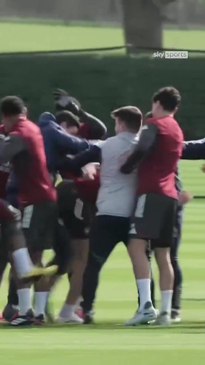 惊！阿森纳将帅“内讧”，阿尔特塔和赖斯遭队友乱拳袭击