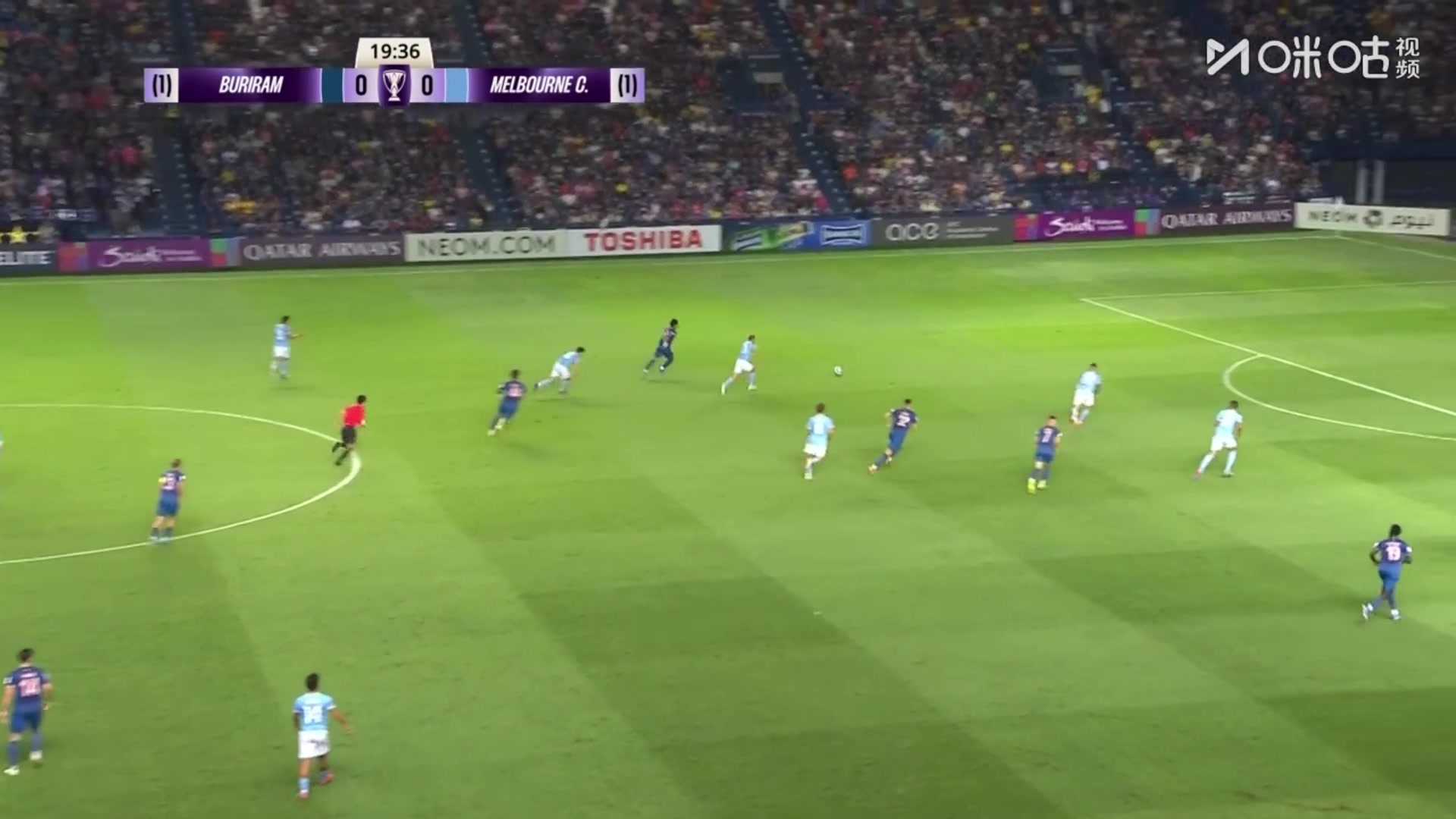 谜之操作！队友自己拉伤后武里南联球员粗野放倒对手+恶意踩踏