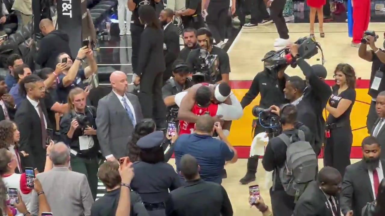 狂轰83分超越科比！阿德巴约赛后与妈妈在场边拥抱庆祝！