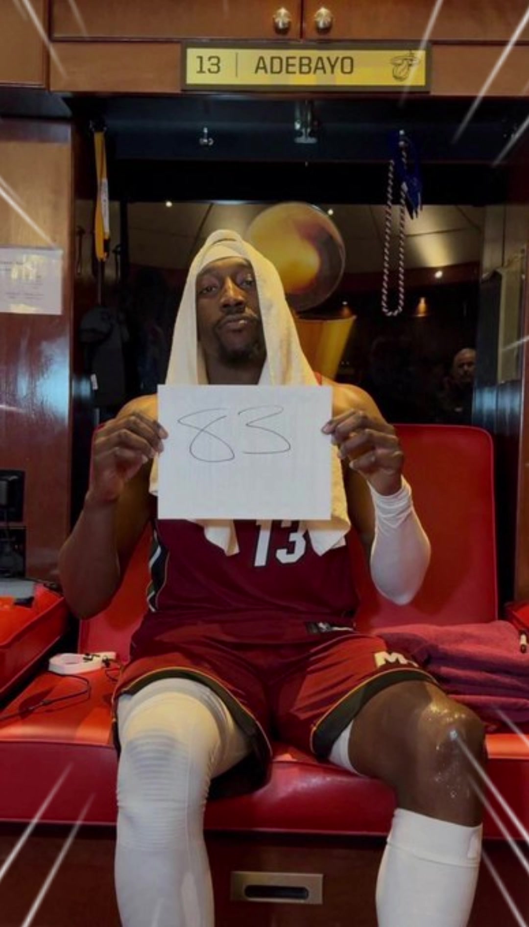 真青史留名了！阿德巴约赛后在更衣室举着83分记录纸拍照！