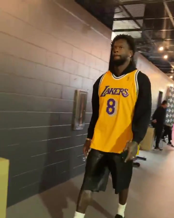 打湖人！兰德尔今天身穿科比球衣抵达湖人主场