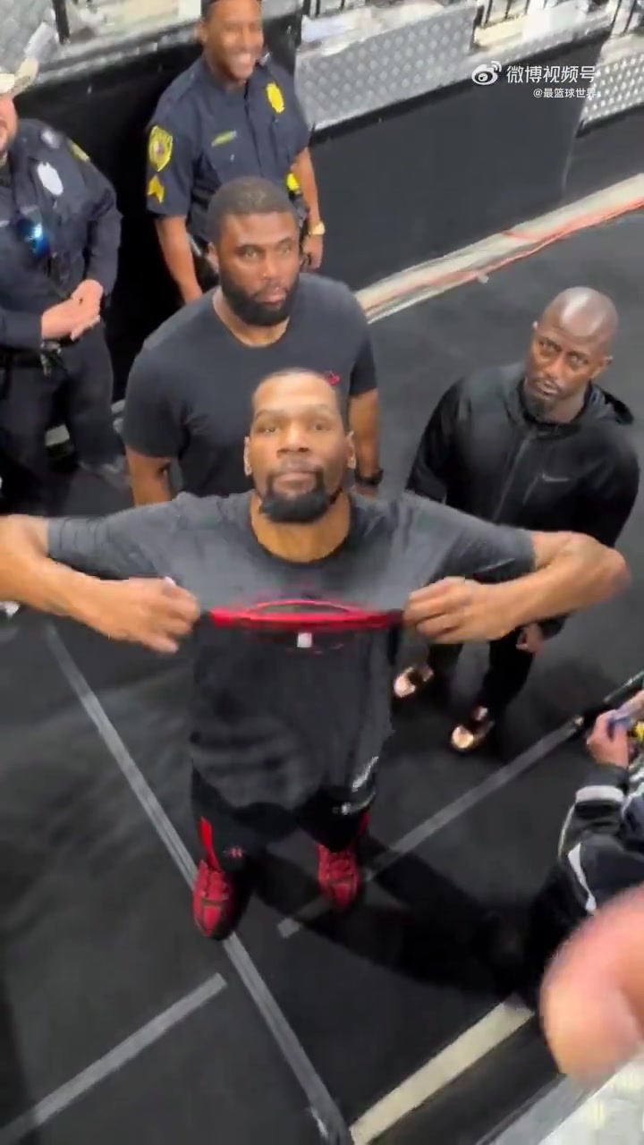 小帅主打一个真实和球迷互比鄙视手势~但勇士球衣&证件照签