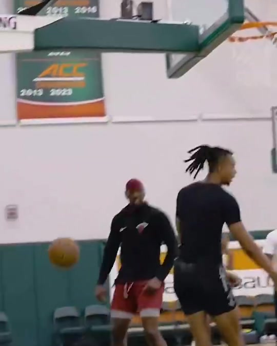 阿德巴约一条龙隔人战斧劈扣！这运球和腾空姿势，像大号韦德