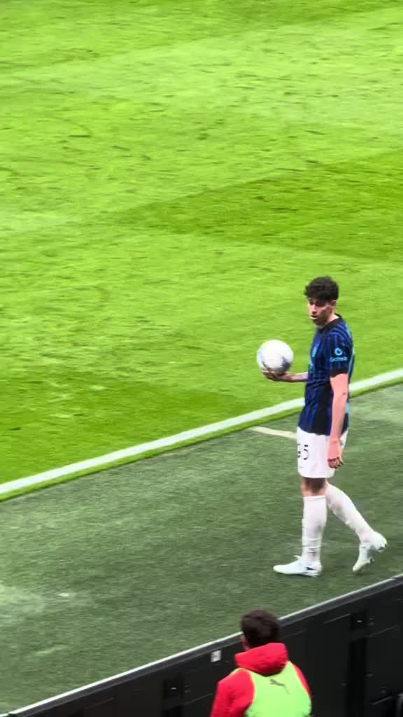 过不去的坎！实拍：米兰德比上巴斯托尼只要持球就会响起漫天嘘声