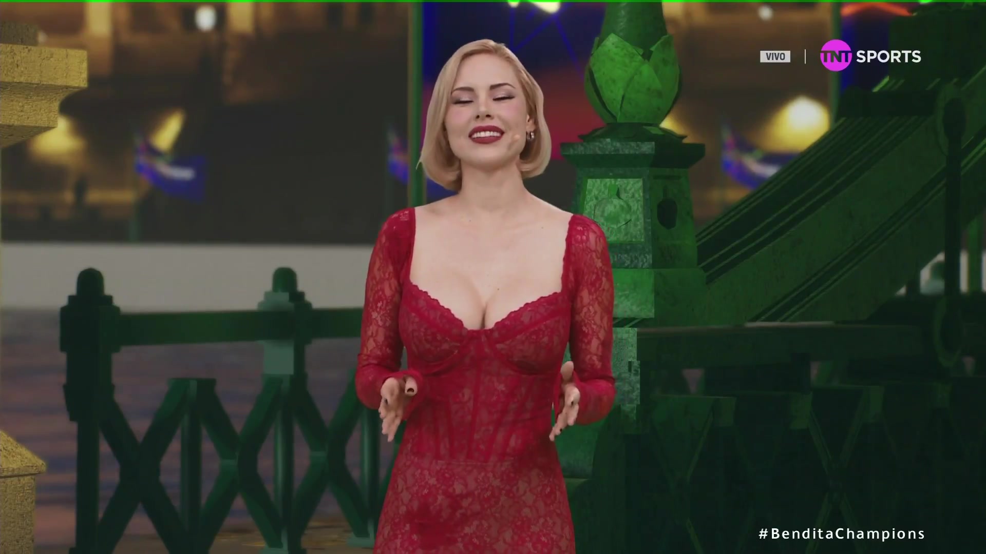 还是你懂流量！墨西哥欧冠女主持人一抹低胸红裙主持节目