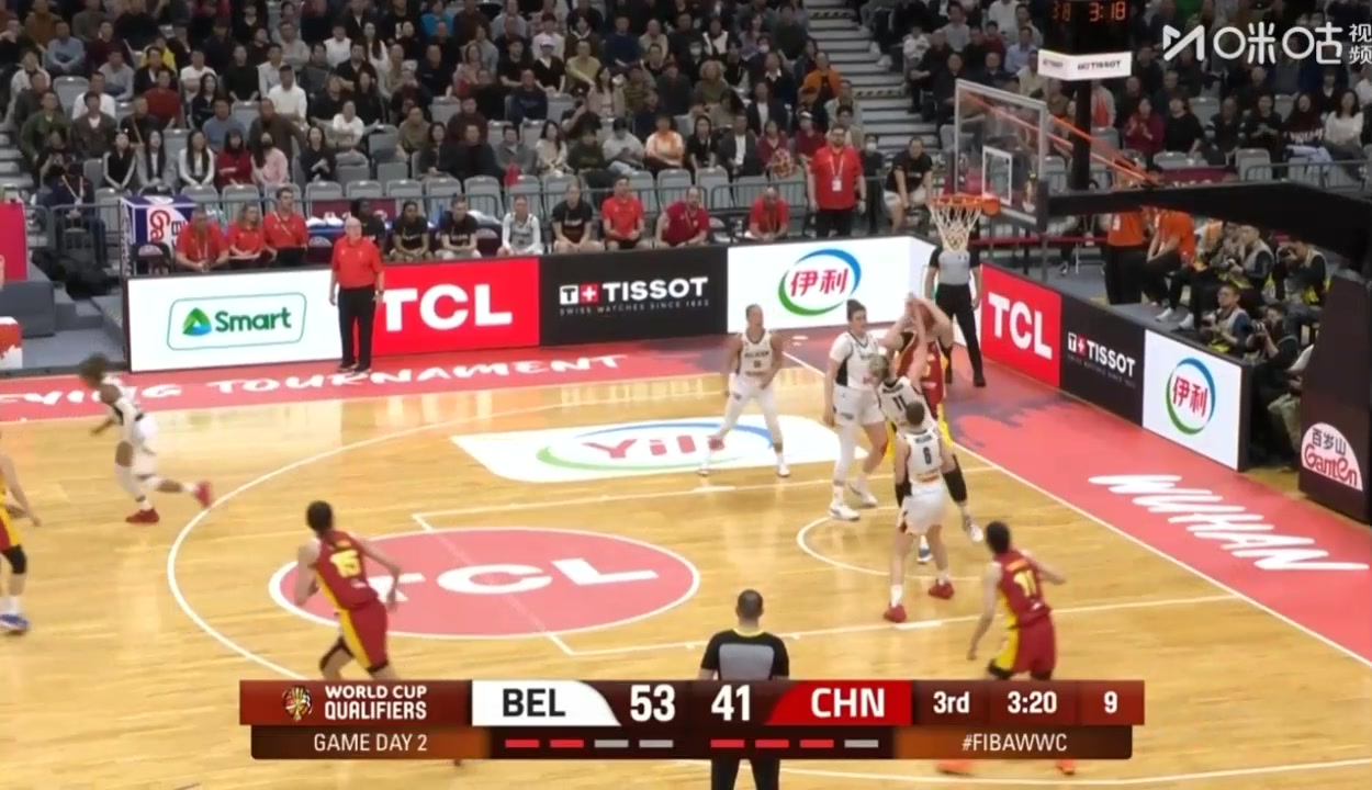 争议判罚！张子宇抢球被吹进攻犯规 球迷们不服集体起哄