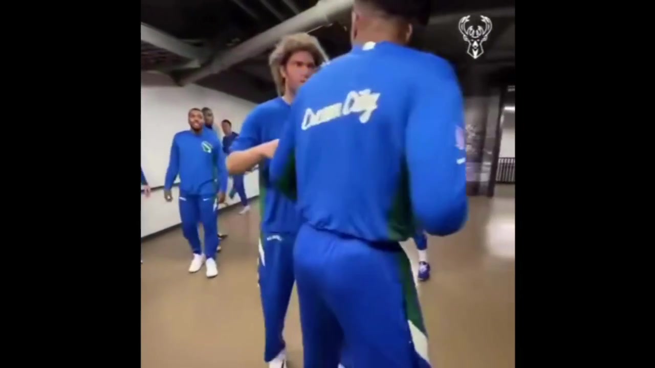 队内氛围独特！名场面：雄鹿昔日球员通道内的WWE！