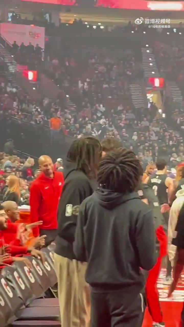 球迷在开拓者现场前排抓拍杨瀚森！理了头发就是精神呀！