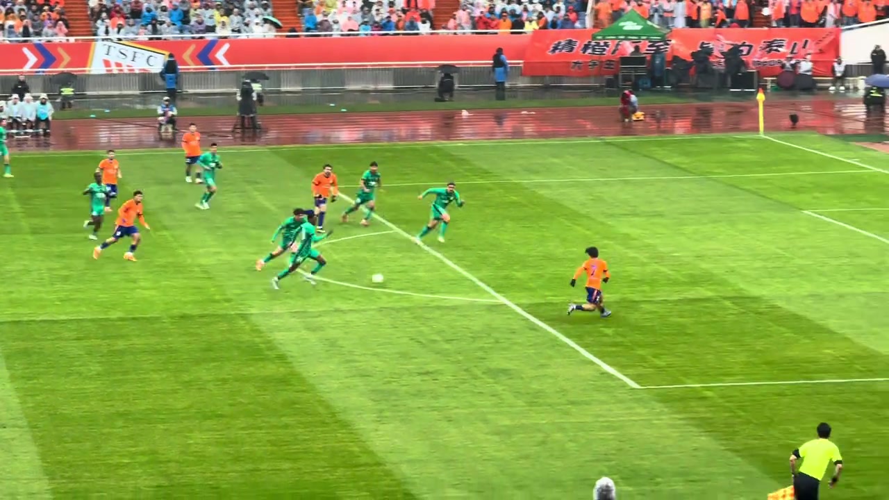 大漏洞！实拍：谢文能爆射破门前，恩科洛洛曾高速回追未果