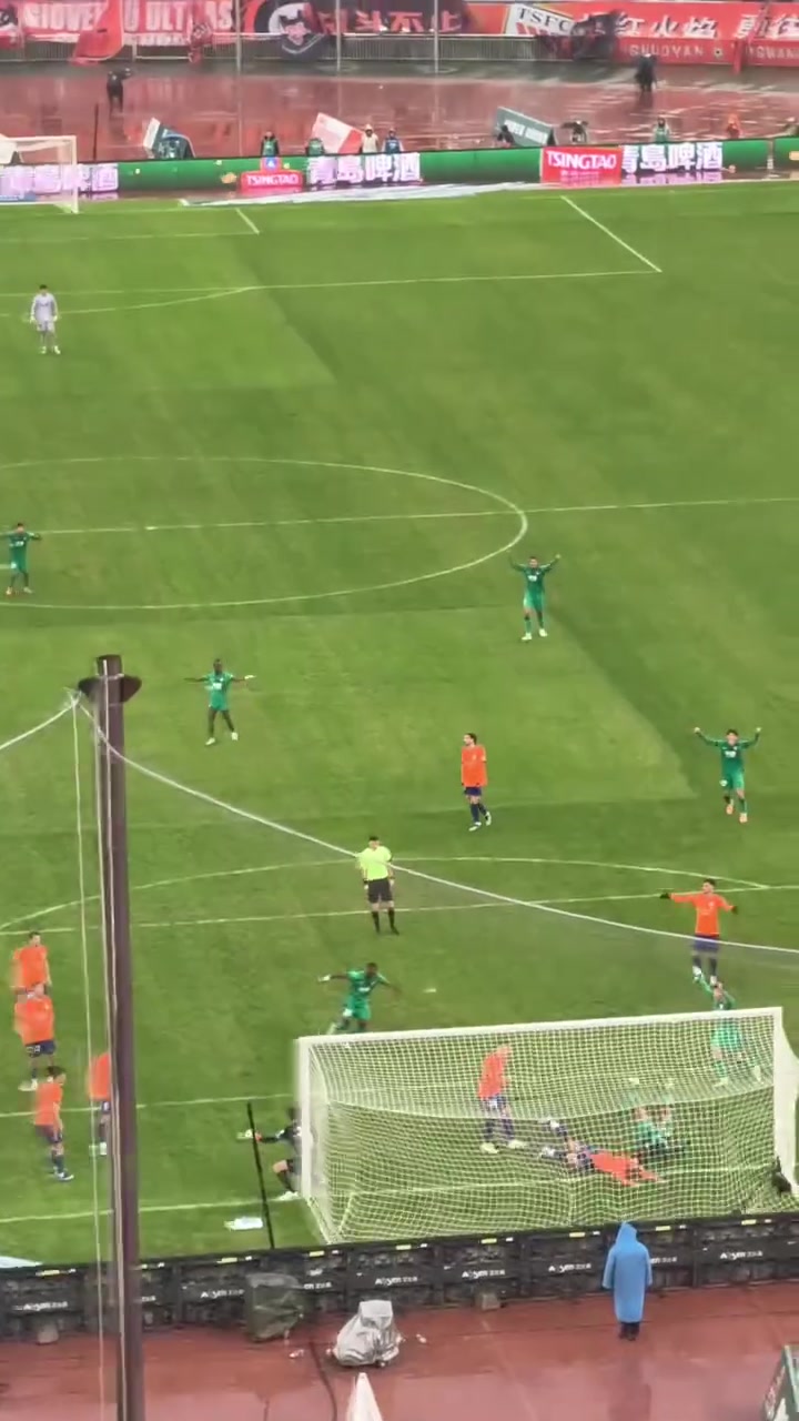 实拍：张玉宁门前抢射短暂扳平比分，国安球迷高喊“NB”