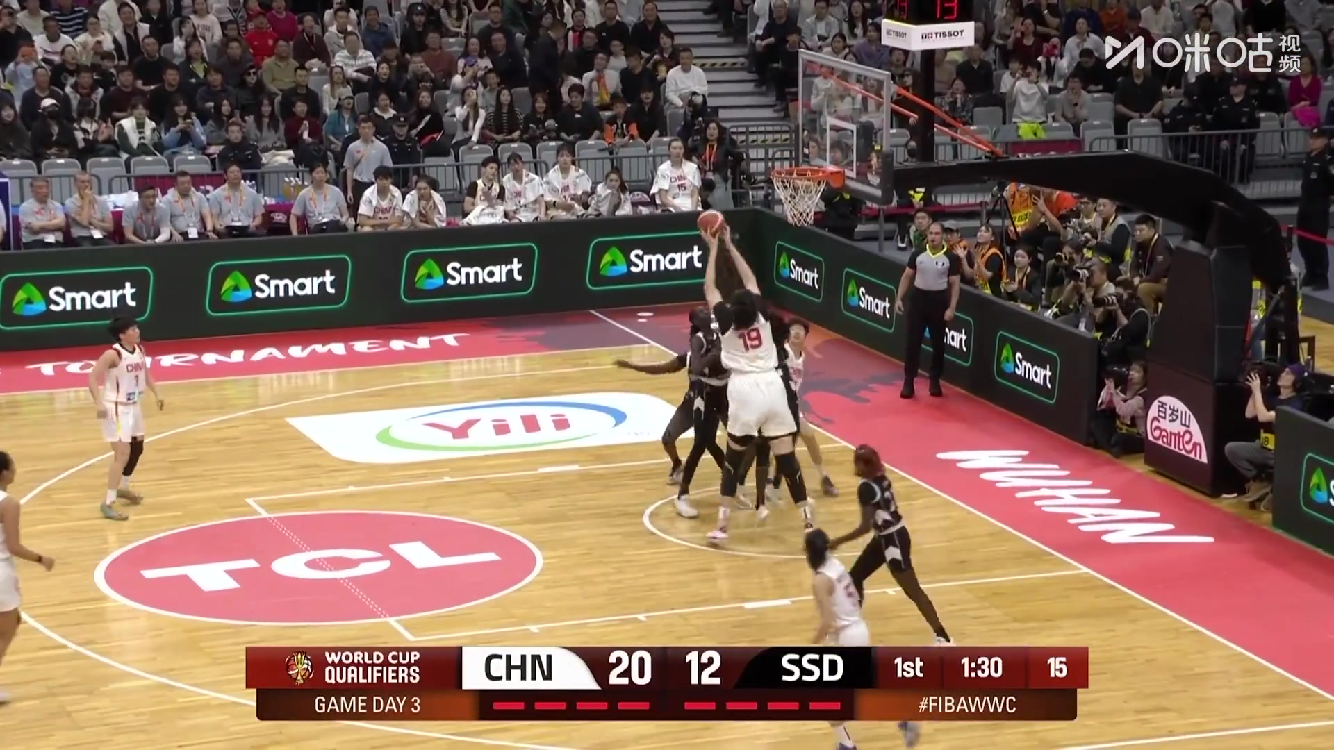 队友都不看框了！张子宇在篮下遭遇对手多人包夹仍旧把球打进！