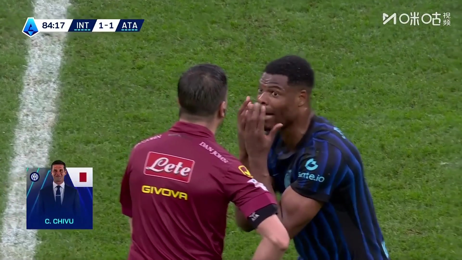 争议！齐沃被罚下+国米球员疯狂抗议，邓弗里斯倒地被断造成丢球