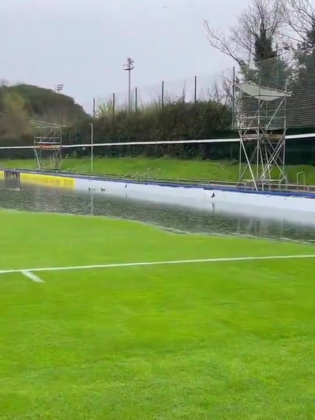 活久见！西班牙低级别比赛一球场被淹，鸭子游泳进场
