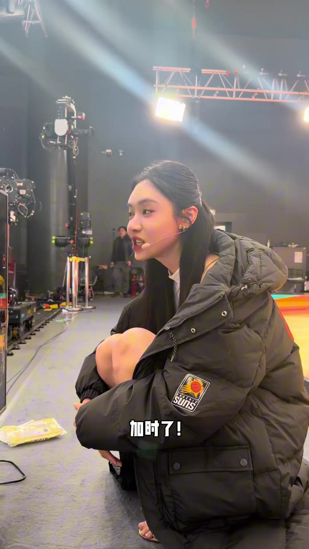 里夫斯神奇绝平+东契奇后仰绝杀，让美娜在演播间看爽了！