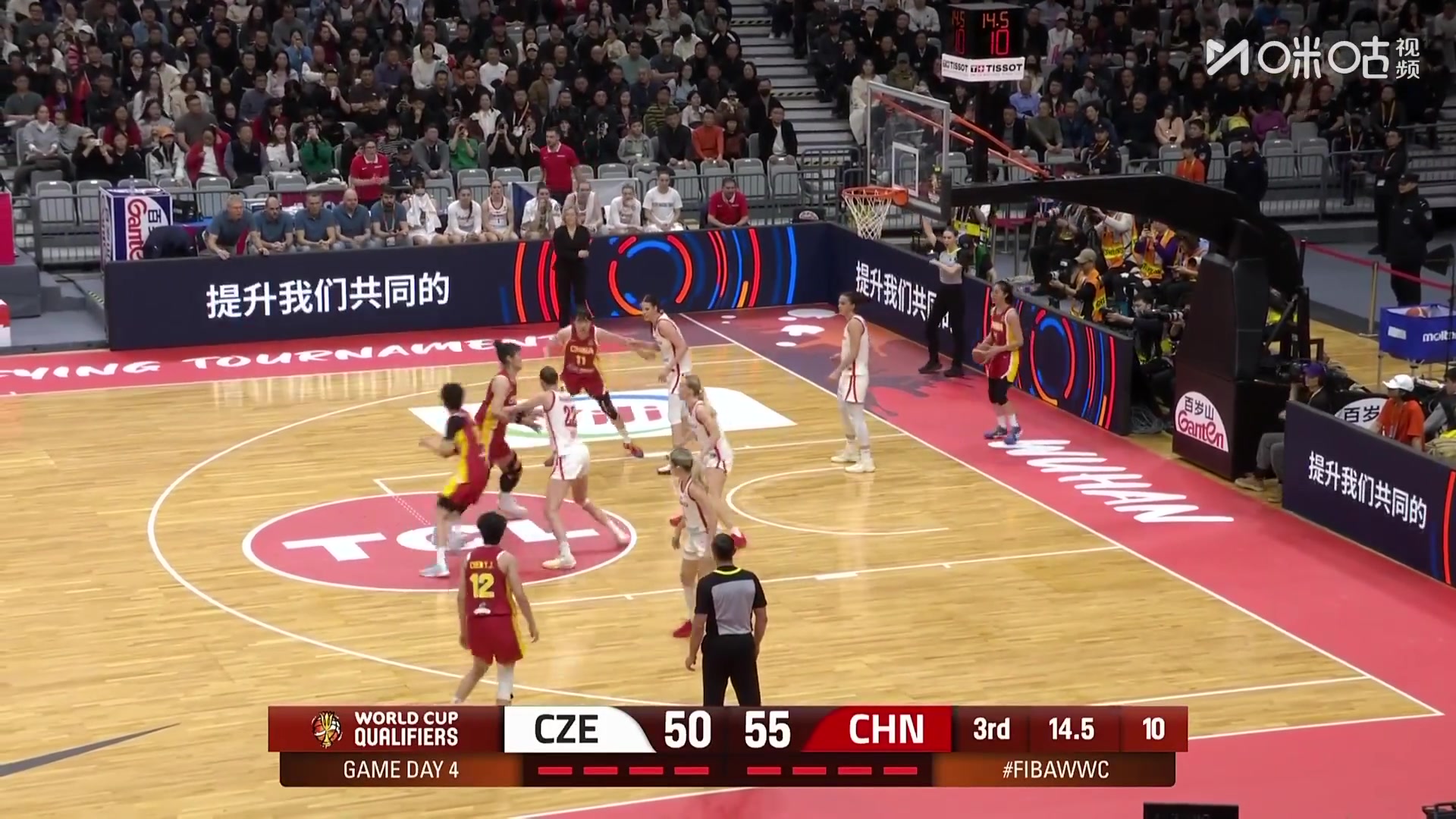 直接戏耍对手！王思雨底线球砸对方后背，助攻自己上篮轻取2分