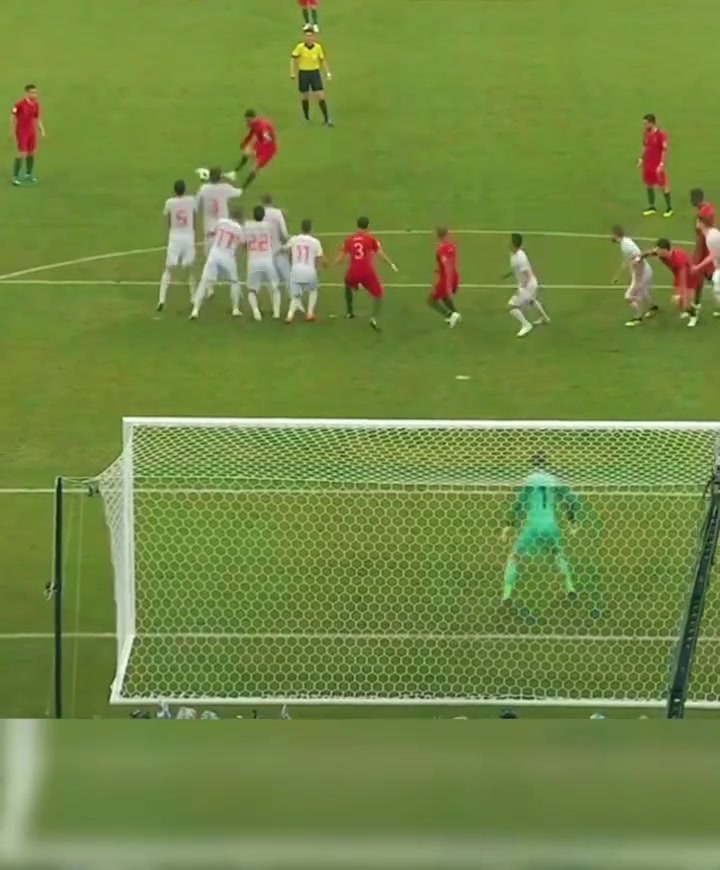 宛如利刃出鞘！在这个视角，才能清晰地感受到C罗任意球的压迫感