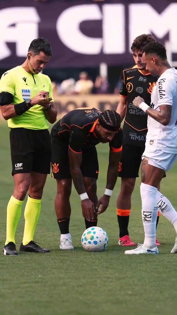 都是巴萨旧将！内马尔调皮踢走皮球，德佩无奈捡球一把推开