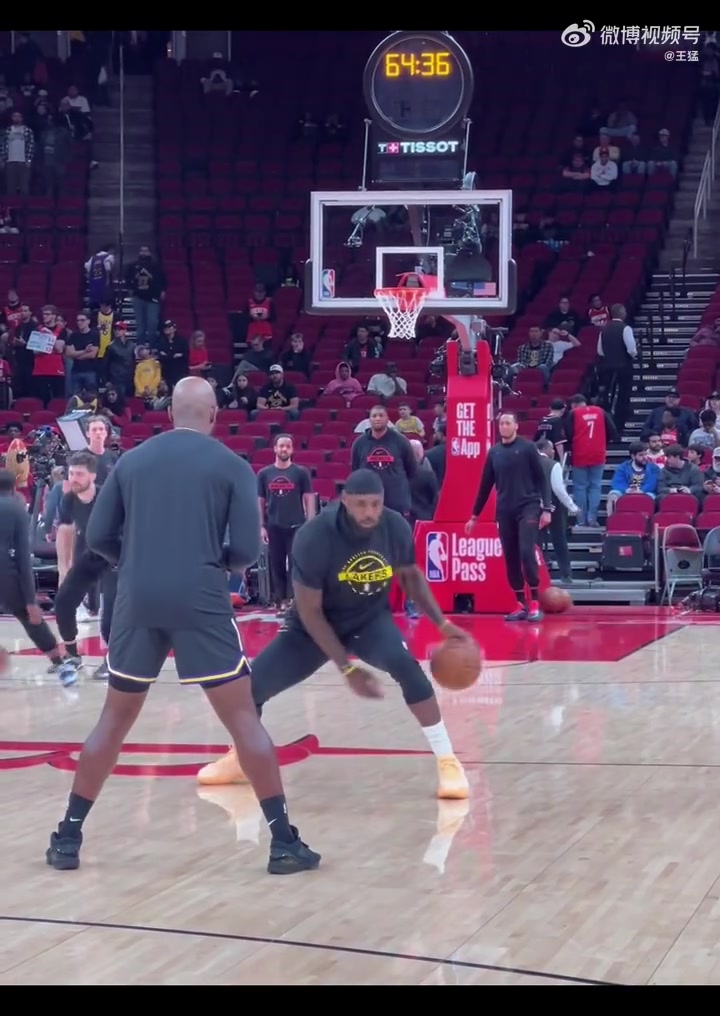 经典动作詹姆斯vs火箭赛前定点运球热身~