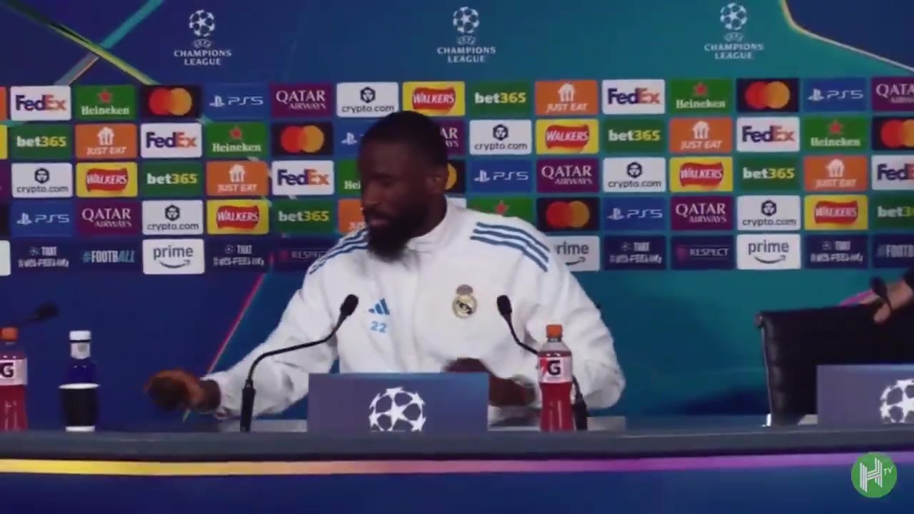 细节满满！赛前发布会刚结束，吕迪格迫不及待带走饮料准备开斋