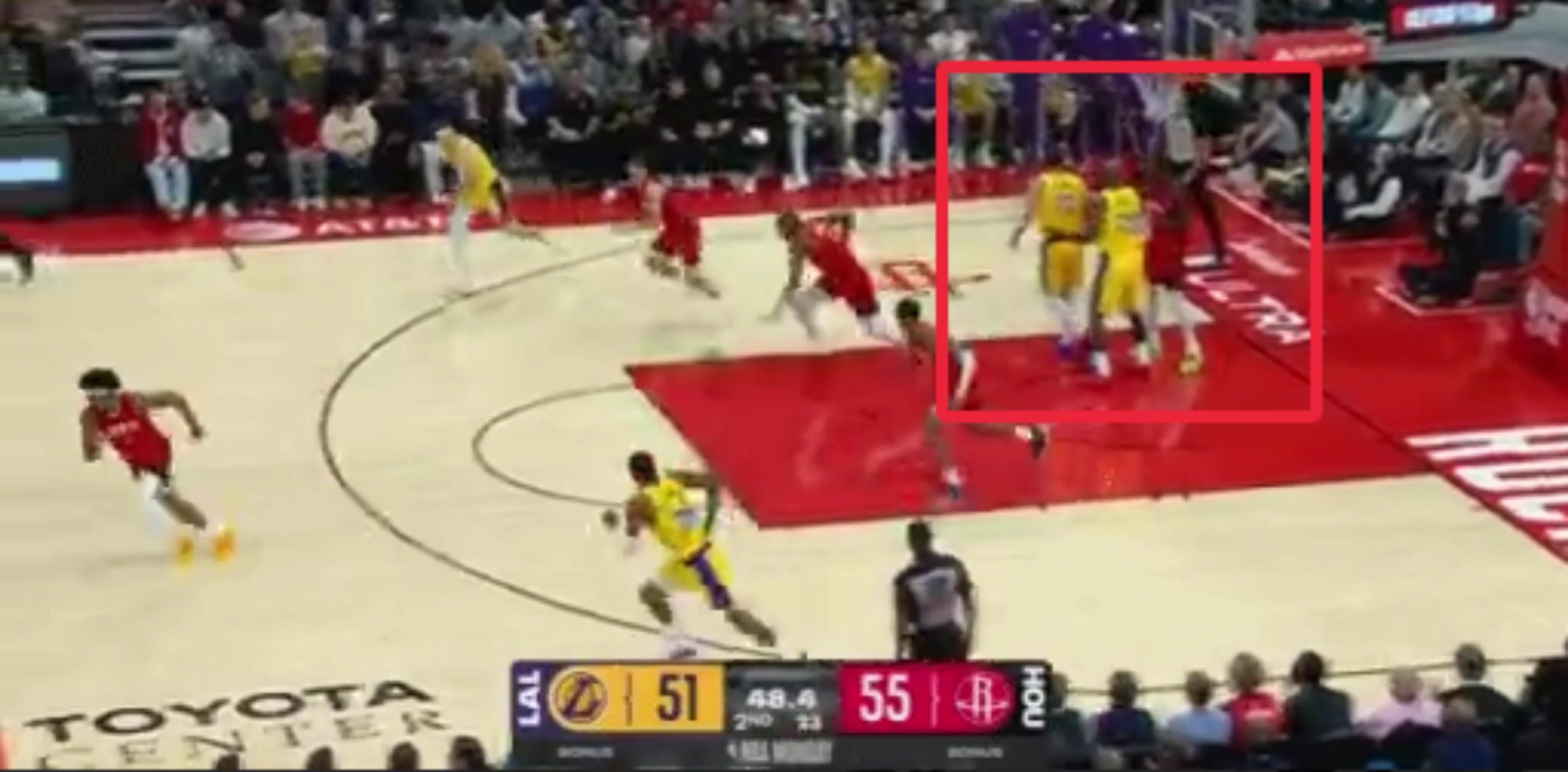 又一幅名画！火箭推快攻，东契奇和詹姆斯都没回防，同时看向裁判