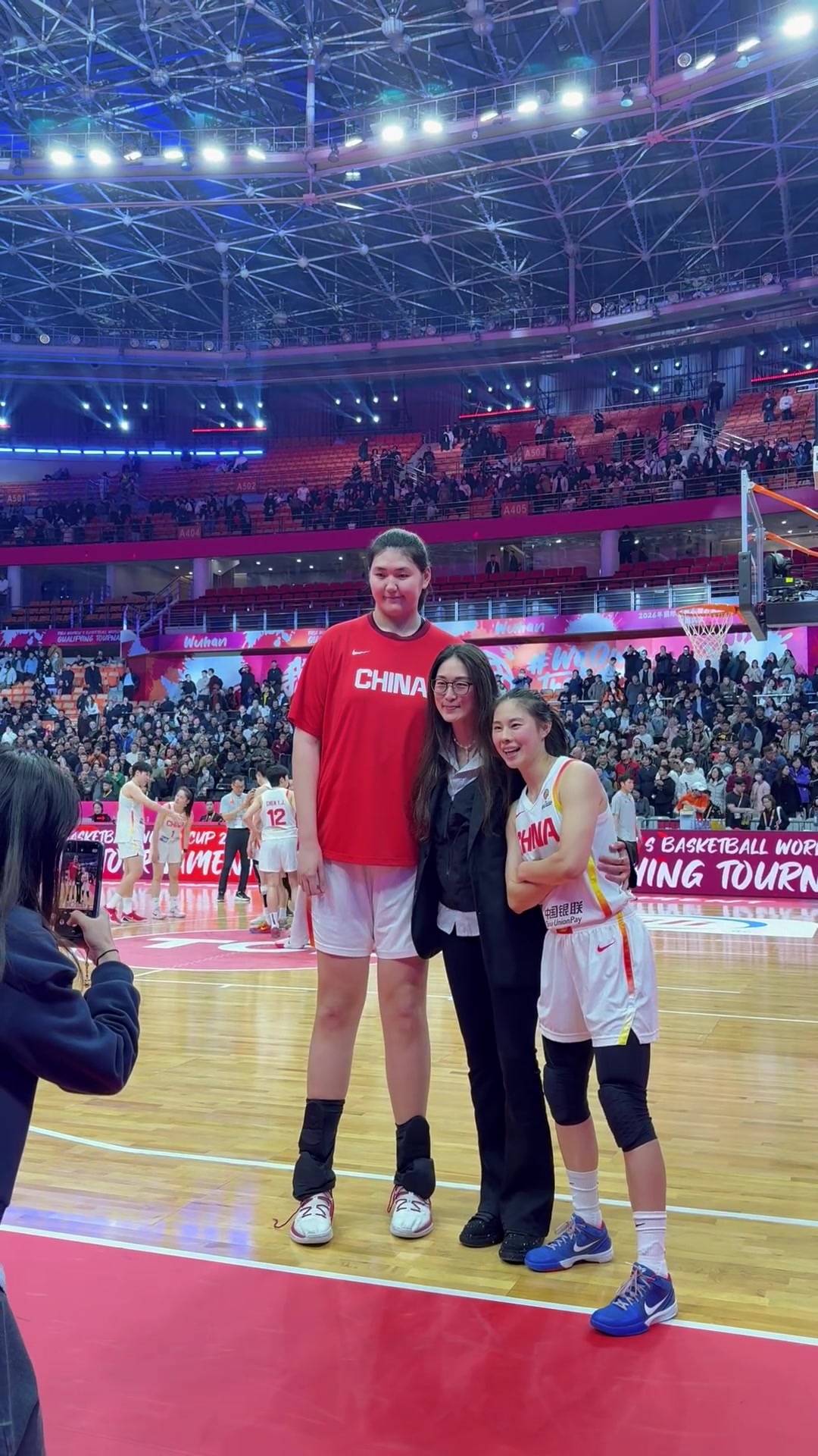 三代中国女篮成员同框！赛后隋菲菲与王思雨、张子宇三人合影！