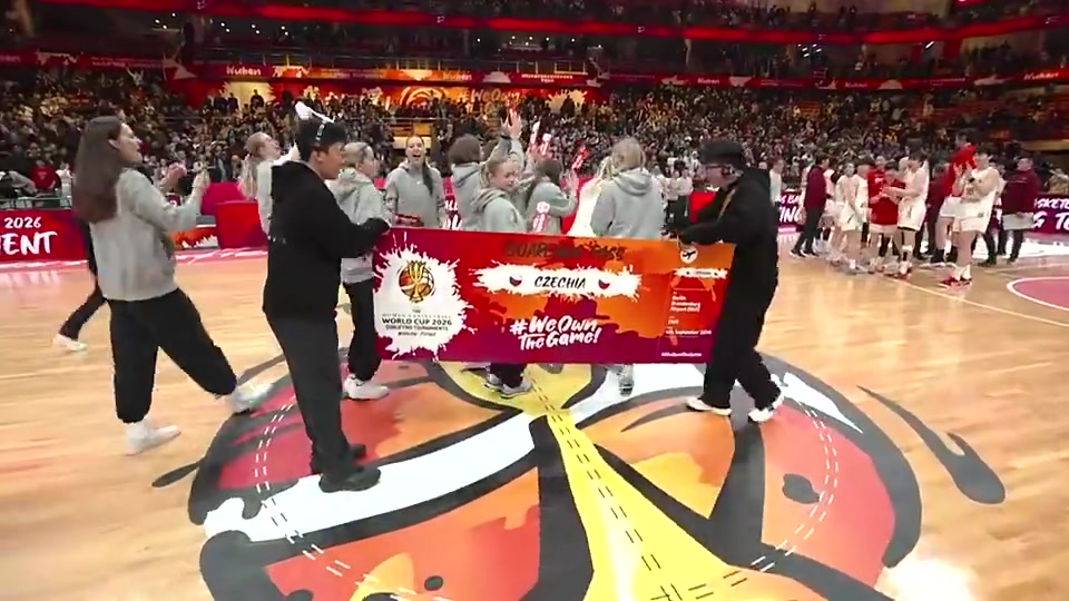 感谢老铁送的世界杯资格！巴西输球捷克因胜负关系晋级，捷克球员向中国队比心