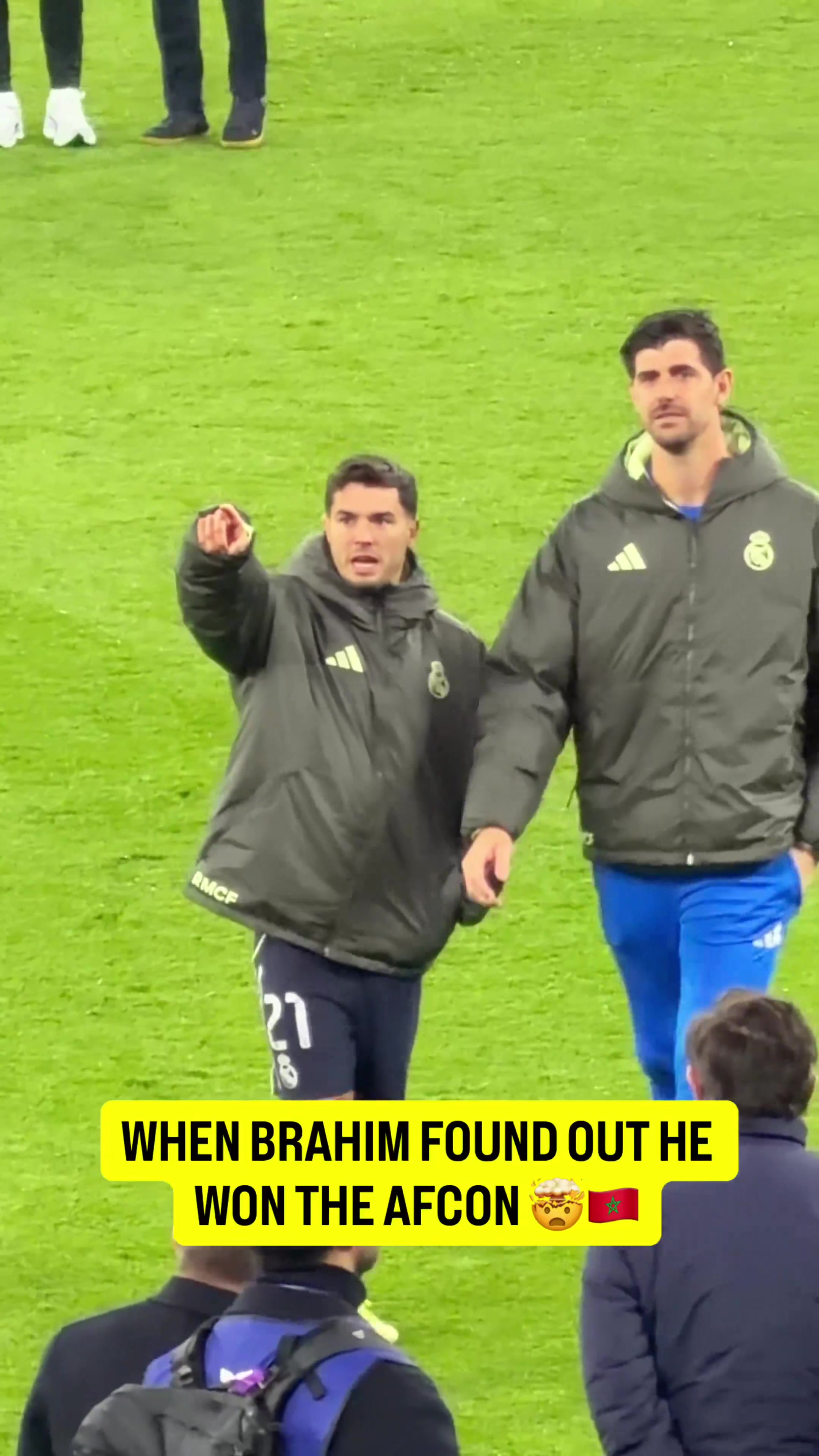 当迪亚斯被看台提醒自己赢得了非洲杯，随即和库尔图瓦分享快乐