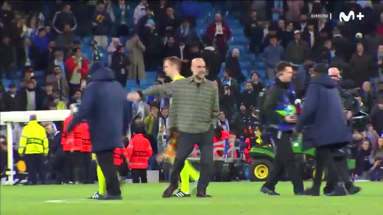 啊这。。瓜帅赛后与吕迪格发生口角，被劝开后隔空送飞吻挑衅