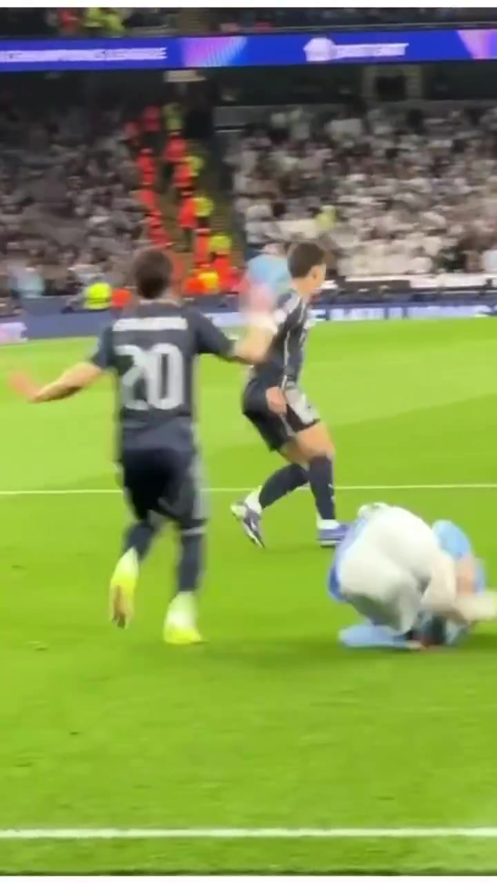 曼城球迷：从这个角度看明显的点球！VAR 甚至懒得检查