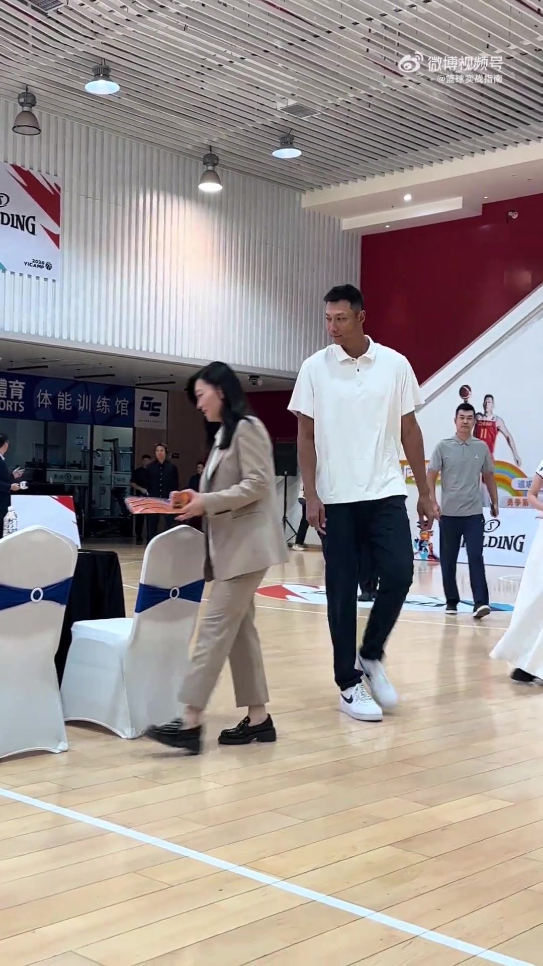 好久不见了！易建联出席某篮球活动，这身材保持得真好！