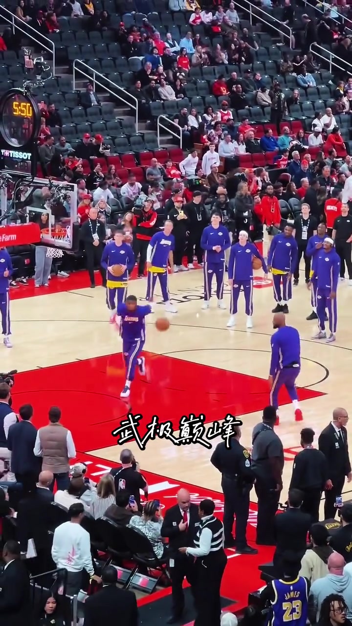 笑死湖人赛前仪式詹姆斯抛球罕见翻车失误～当场返工