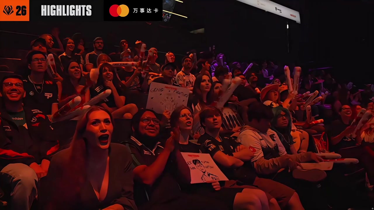 左下角的美女很瞩目哦先锋赛导播镜头给到现场欢呼的观众