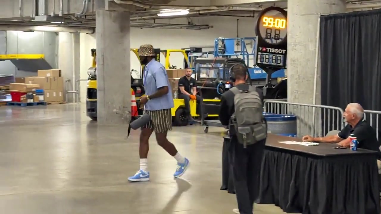 赛程不合理？客战热火 湖人凌晨5点到达酒店 詹第一个抵达球馆