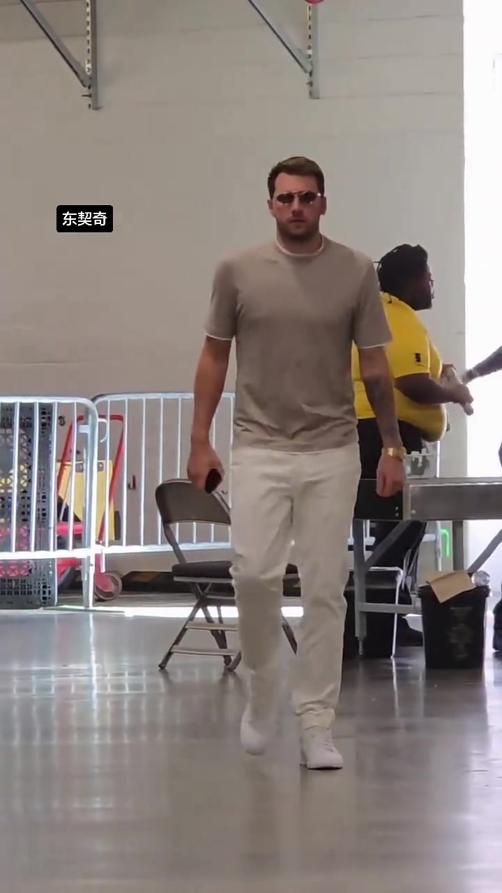 太吓人了！东契奇背靠背轰60分 但刚到球馆时一副没睡醒样子！