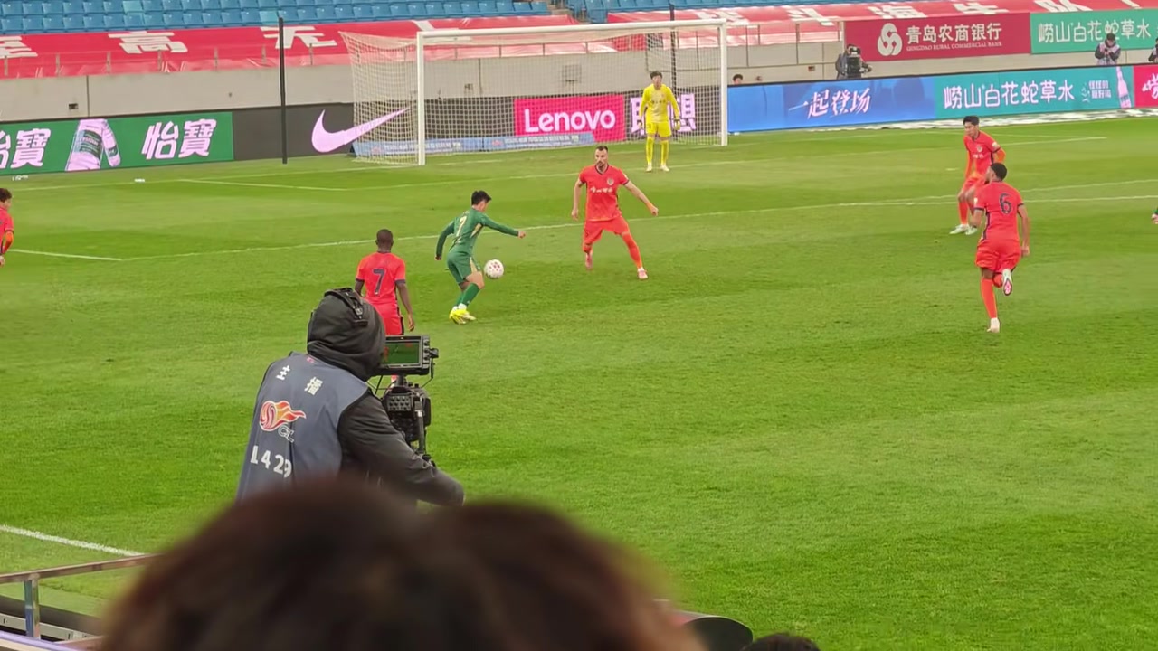 米特里策花式传球陶强龙破门！现场球迷忍不住爆粗：哎呦！我X！