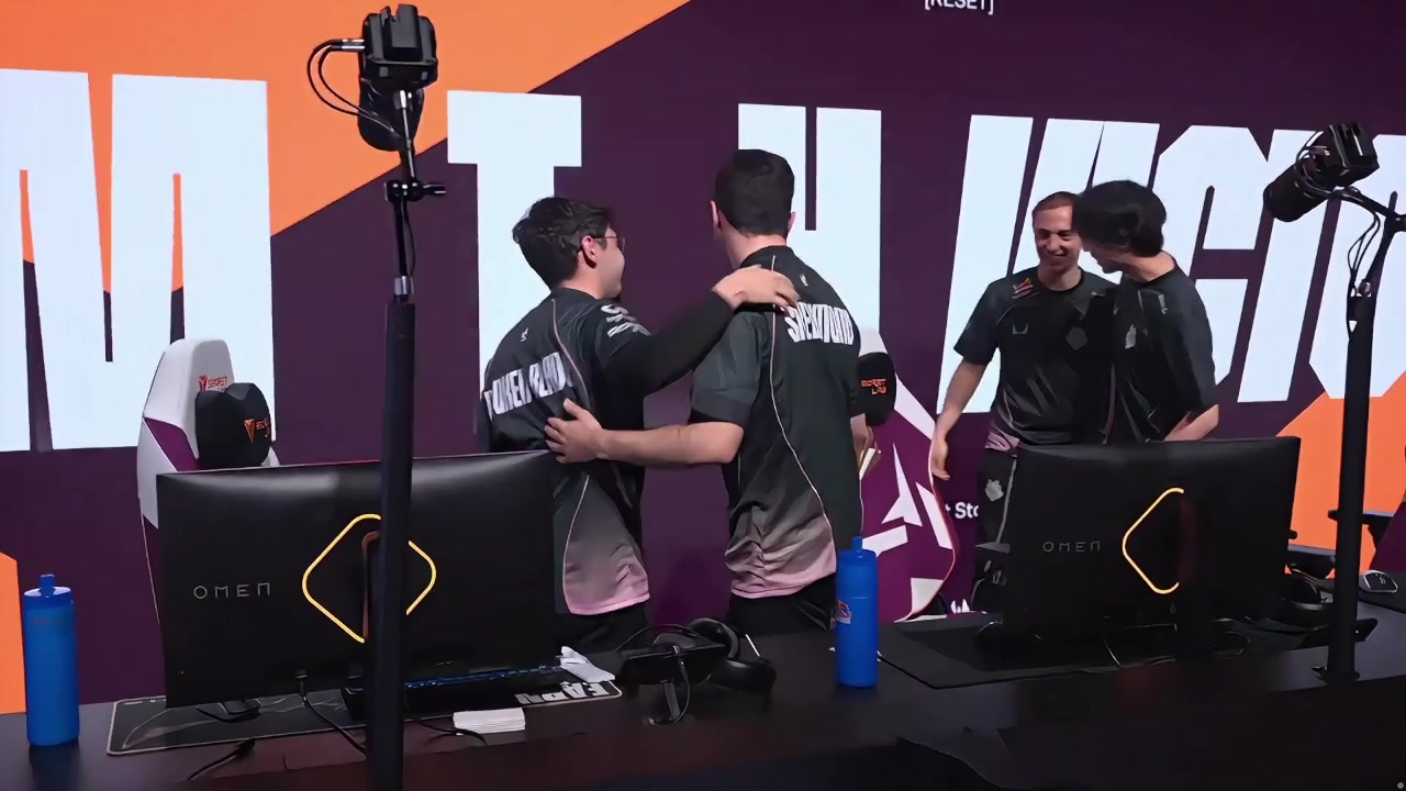 Let’s go G2！！赛后G2选手赛后相互拥抱