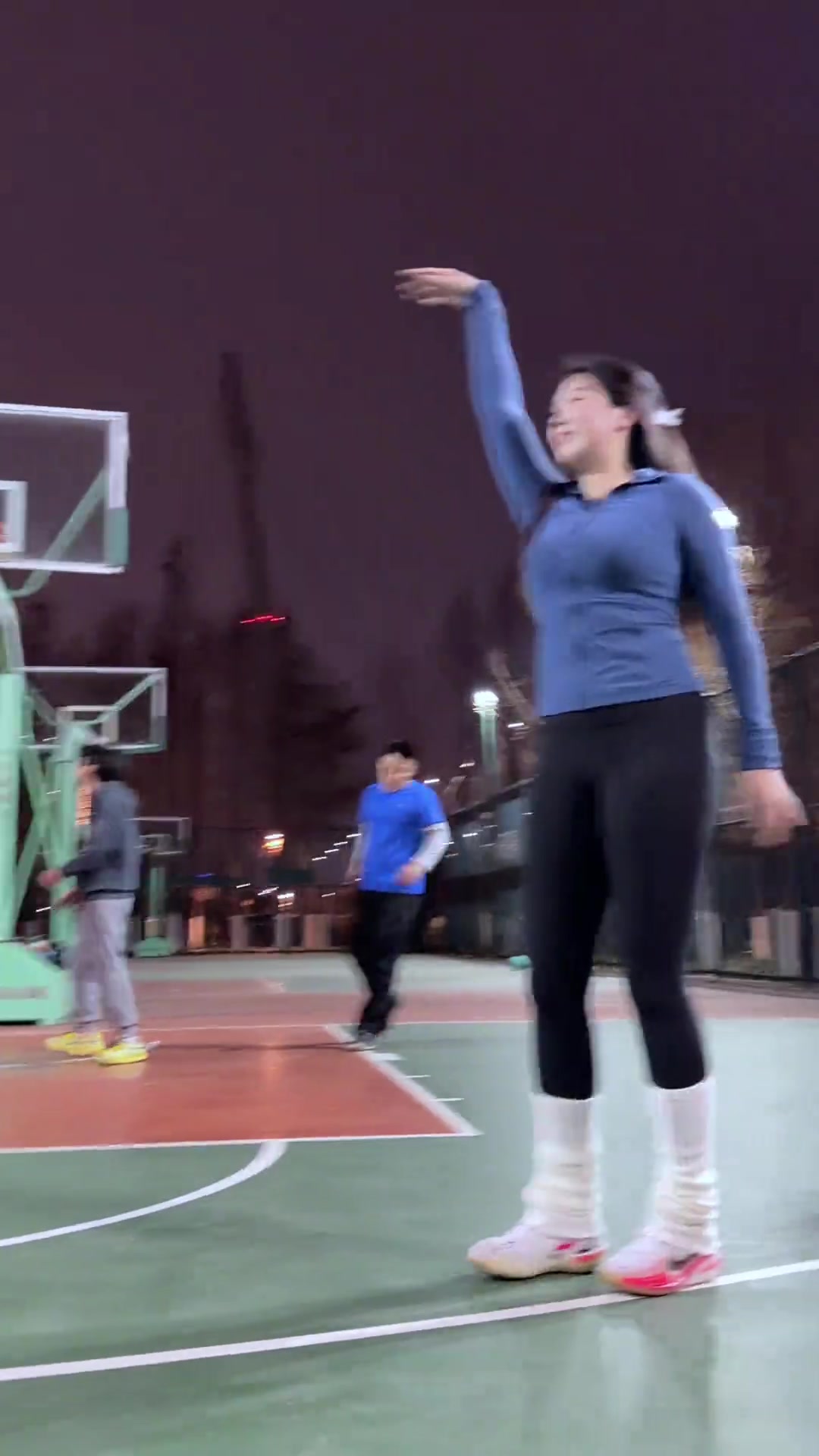 防守还是太温柔了~ 野球场肘姐看来得我来贴防了