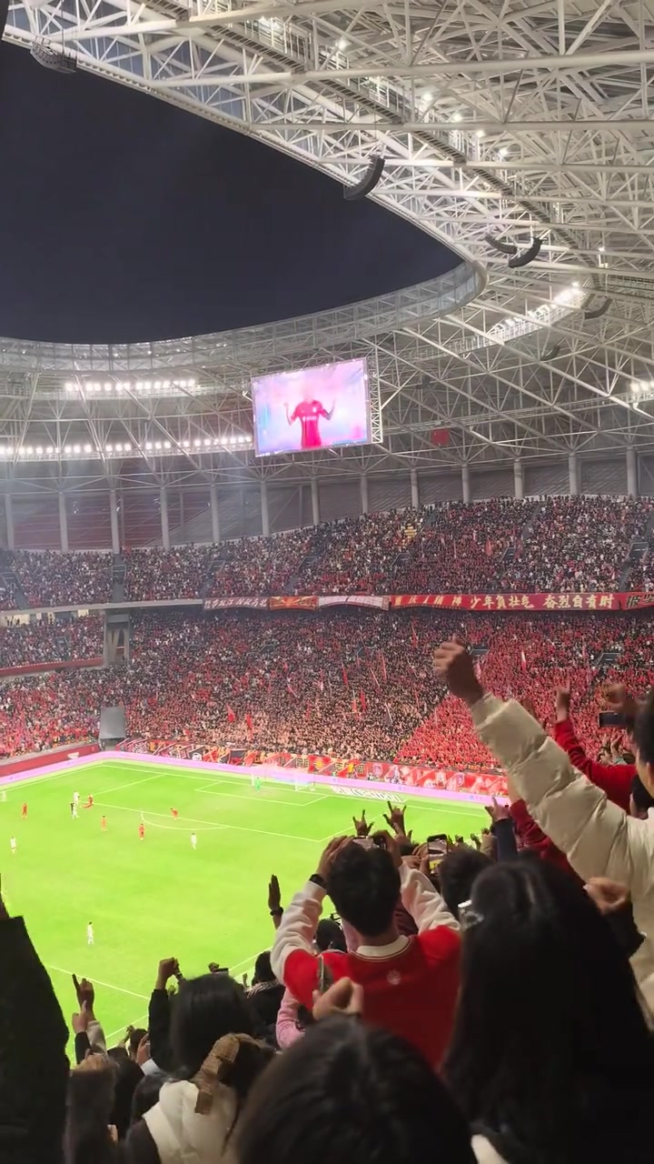 压力给到工体和梭鱼湾！全景实拍：成渝德比现场座无虚席