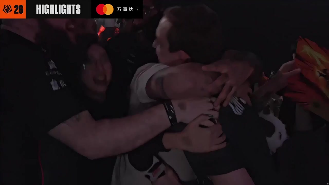 Caps赛后采访环节与现场亲昵拥抱！！