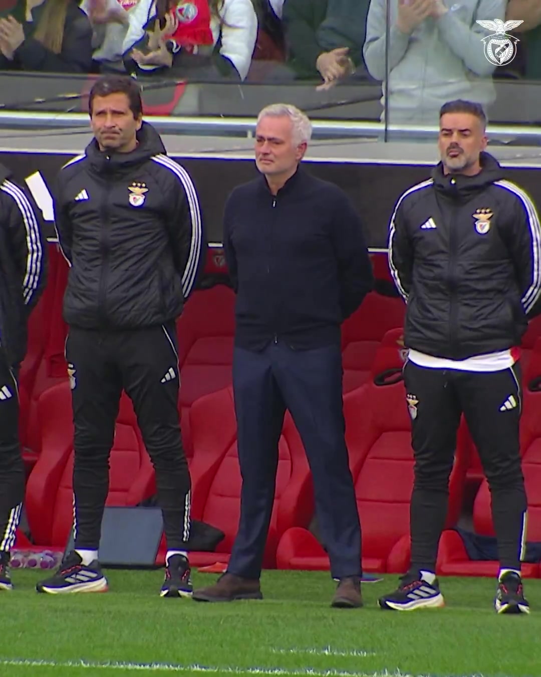 穆里尼奥原地痛哭老搭档卢罗去世,本菲卡全场默哀一分钟