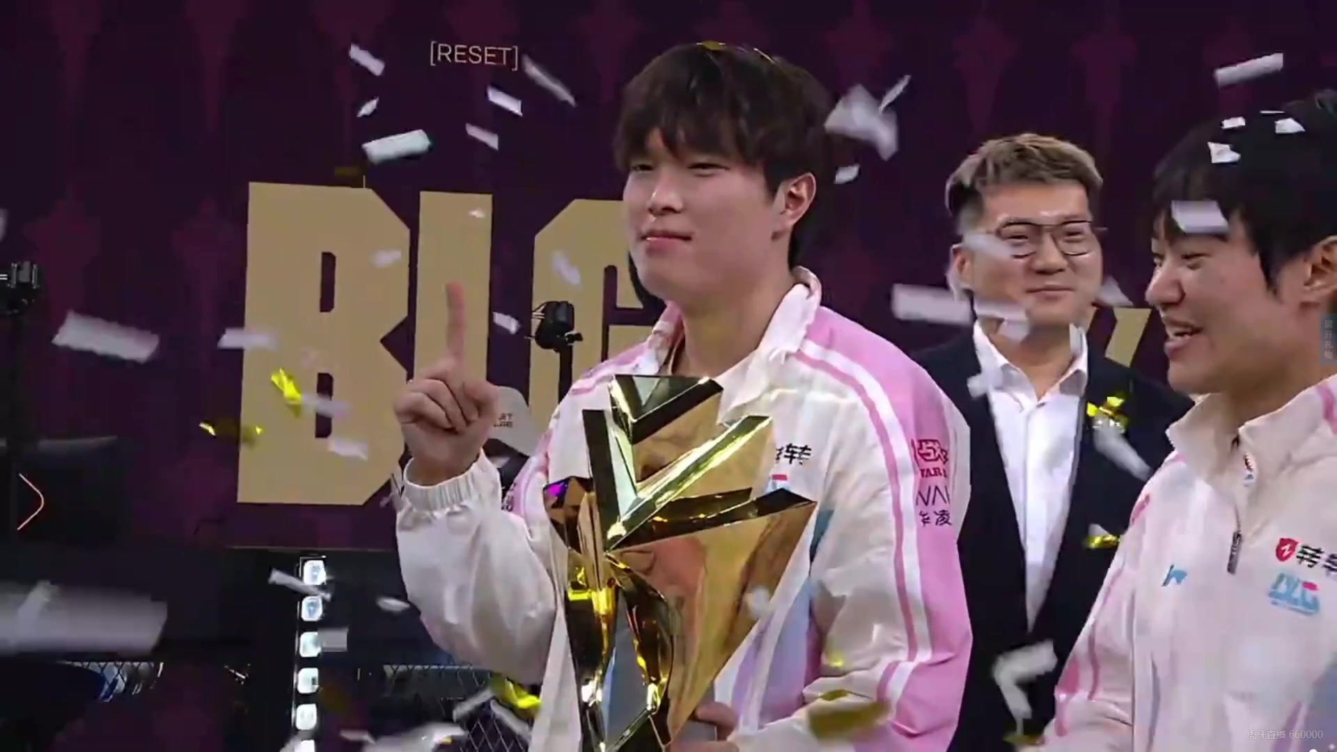 厉害的人先享受！bin优先单独举起奖杯！！