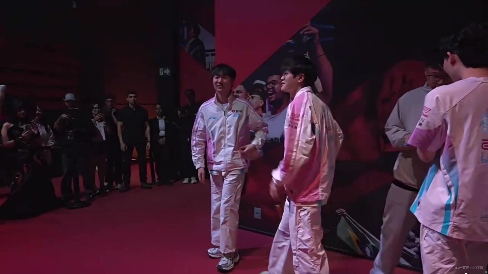 忙不过来了！BLG刚夺冠立刻受到场下粉丝群拥要签名！！！