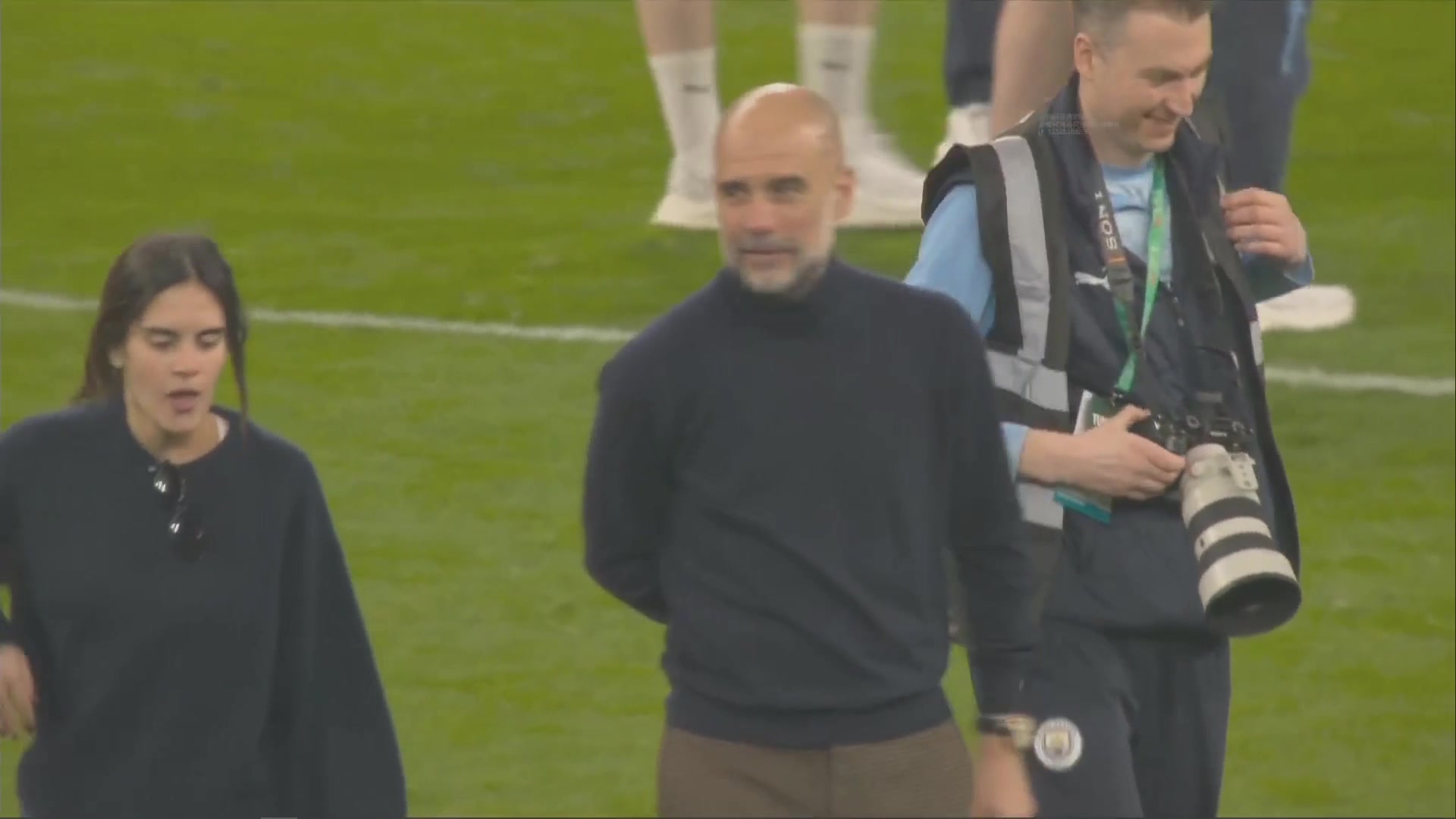 好看颁奖结束后，瓜迪奥和大女儿玛丽亚在一起拍照、闲聊