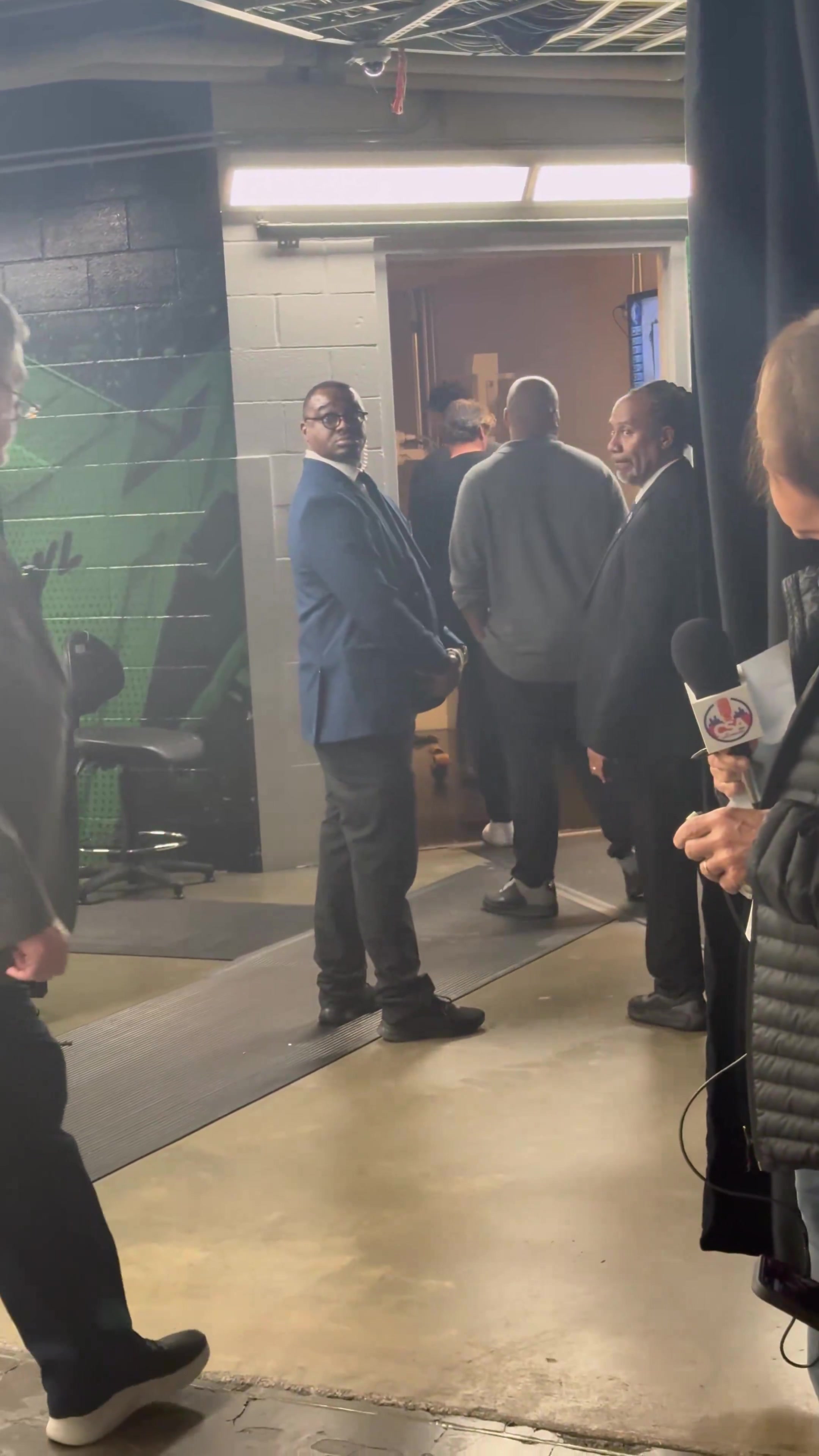 穆迪膝盖重伤被抬出场！侠记：他在侠X光室里&全体球迷为他起立