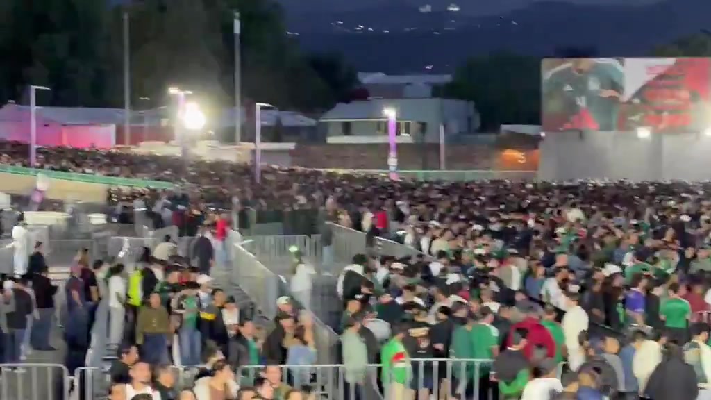 世界杯怎么办❓墨西哥对葡萄牙开始15分钟，大量球迷被堵在外面