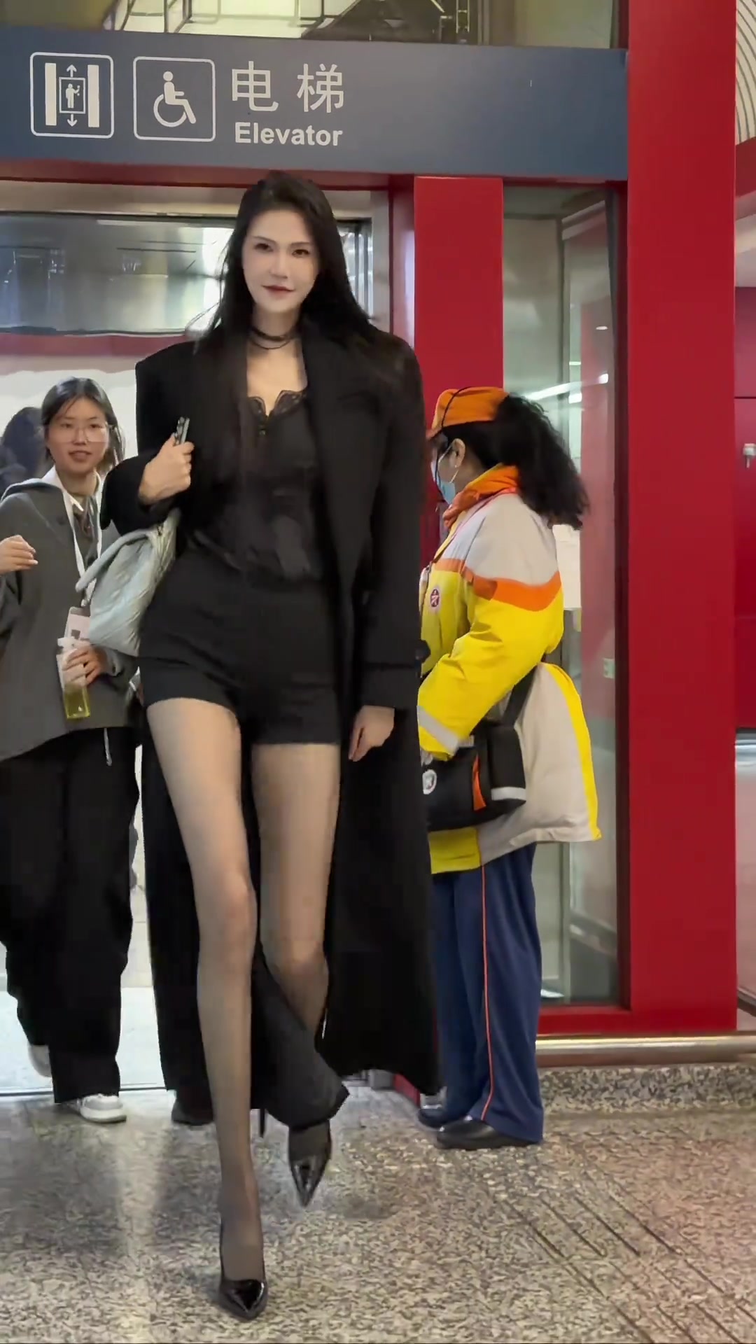 前女篮国手196许诺晒黑丝长腿：遇到这么高女生你敢搭讪吗？