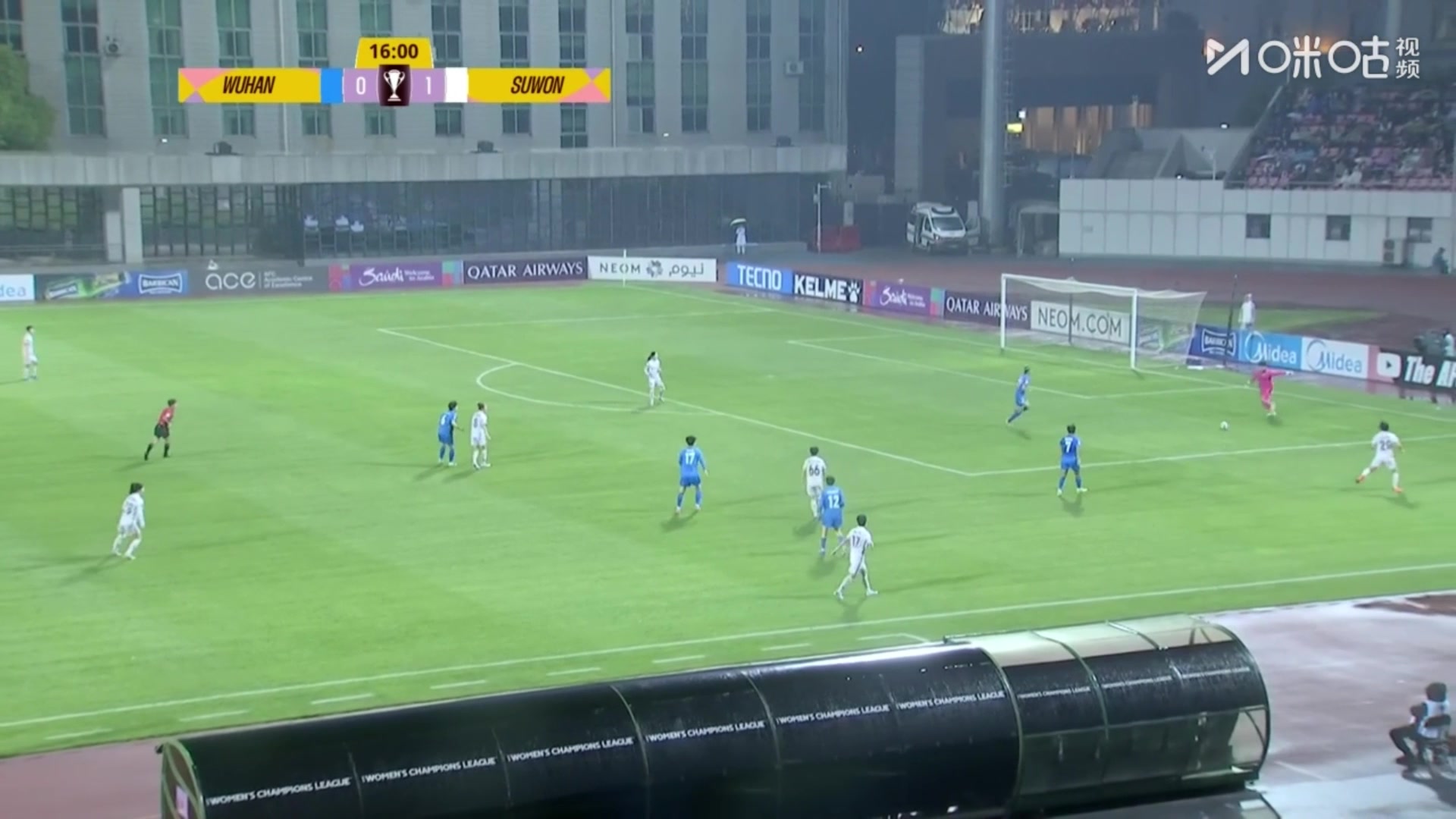 争议判罚！对手送礼邓梦晔晃过门将打进，被判越位进球无效