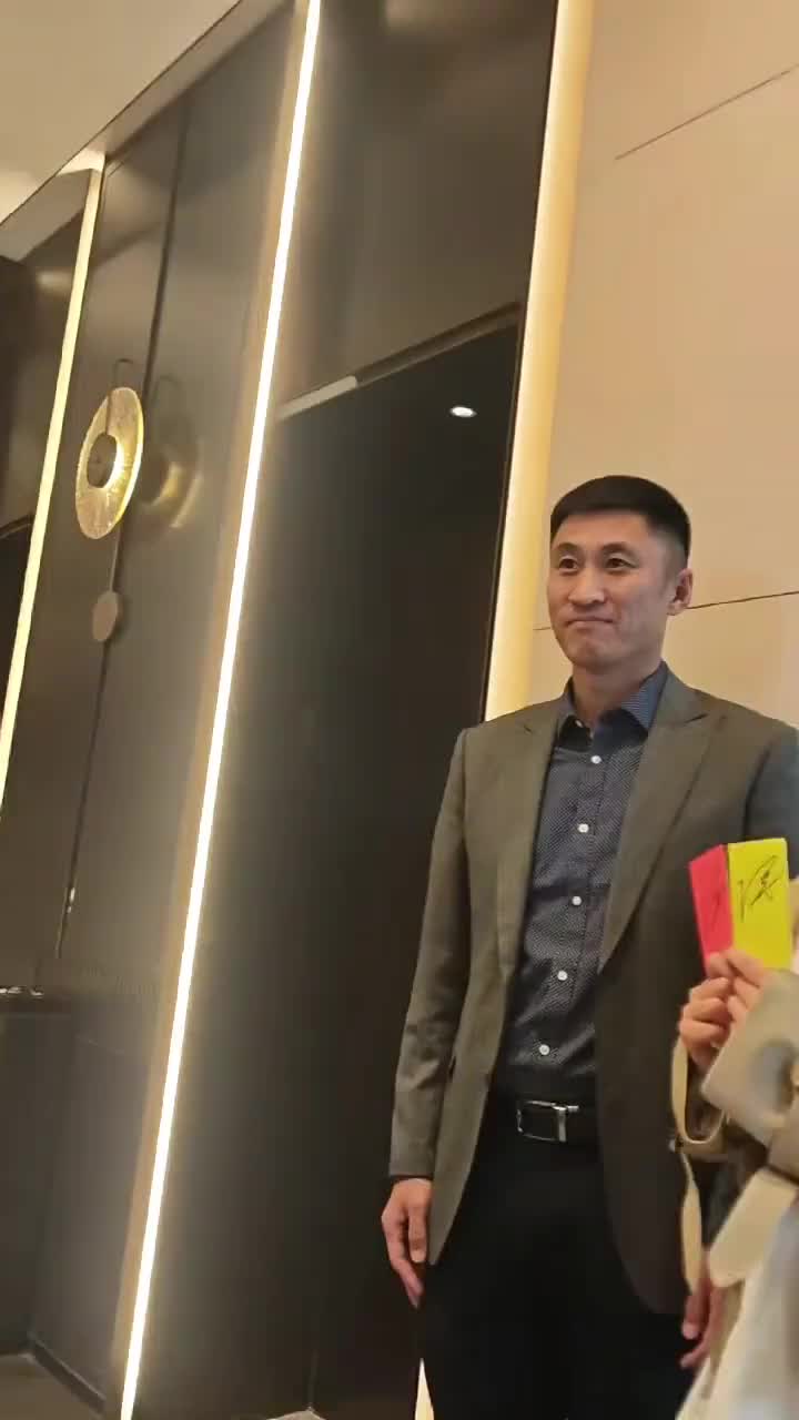 球迷偶遇马宁，问马宁还能去美加墨吗？马宁：正在争取