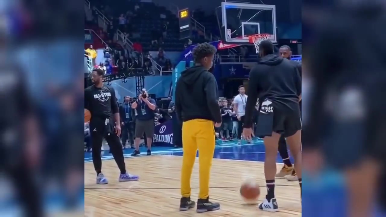 詹姆斯：我也旁听下！名场面：哈登指导韦德儿子招牌后撤步！