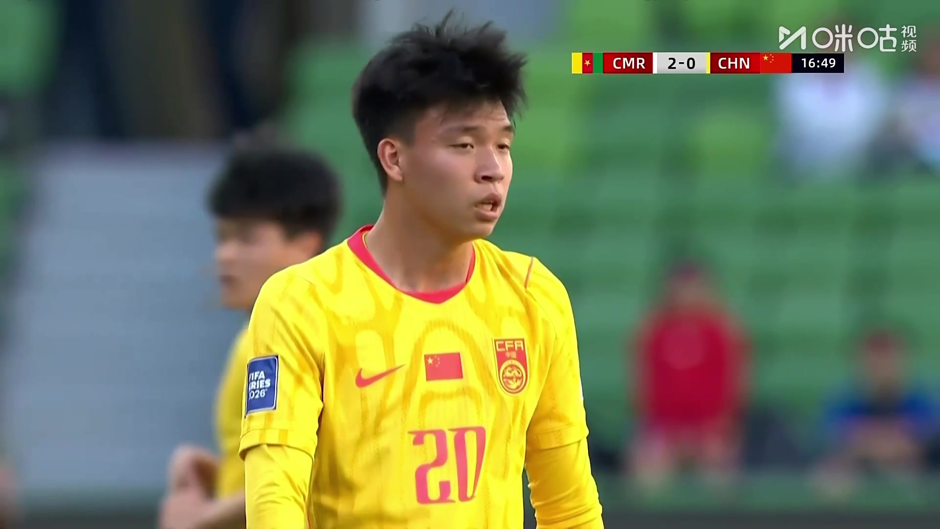 王钰栋任意球直接传出底线，解说：哎呀又大了！两次了有点着急